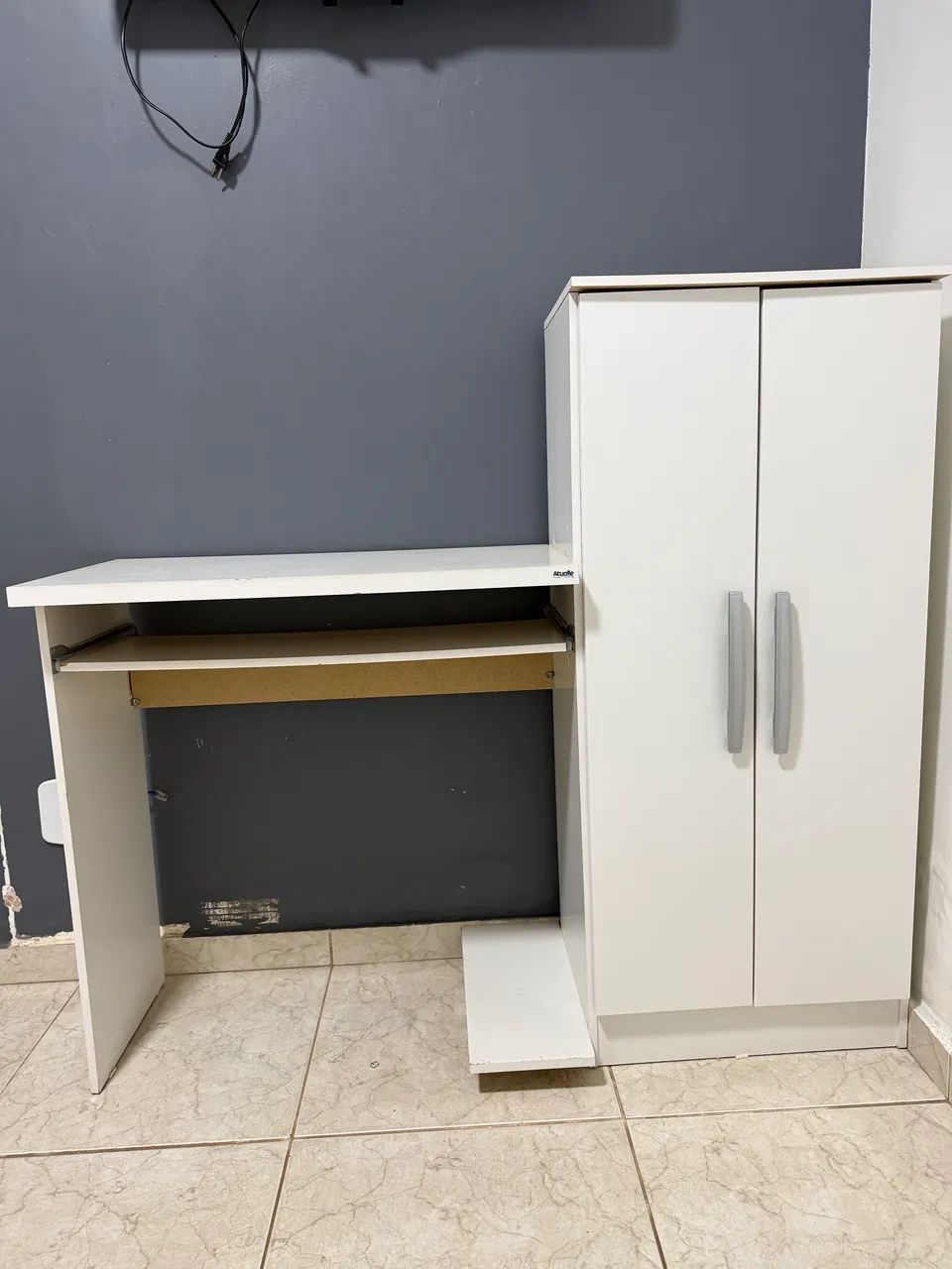 Escrivaninha + cadeira 