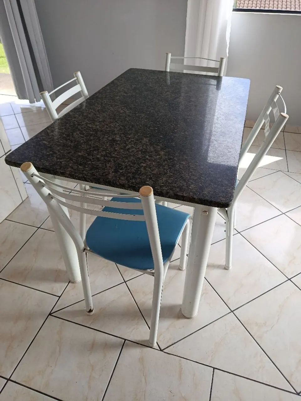 Mesa com 04 Cadeiras  - Foto 3