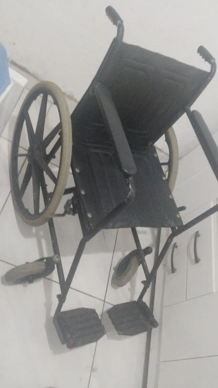 Cadeira de rodas em couro