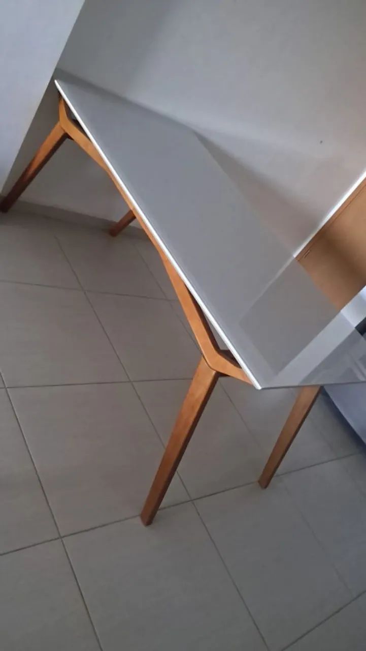 Mesa em madeira Nobre com tampo de vidro  - Foto 3