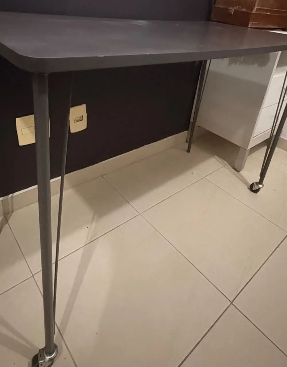 Escrivaninha com rodinhas Tok&Stok cinza - Foto 2