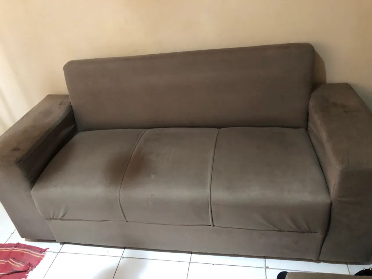 Sofá três lugares com puf 