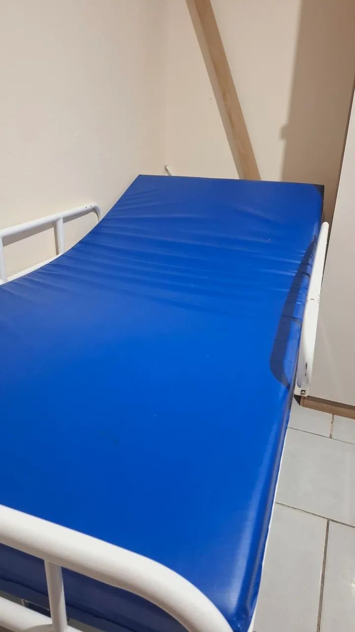 Cama Hospitalar Articulada em Aço + Colchão Casca de Ovo (Com Grades e Rodinhas) - Foto 4