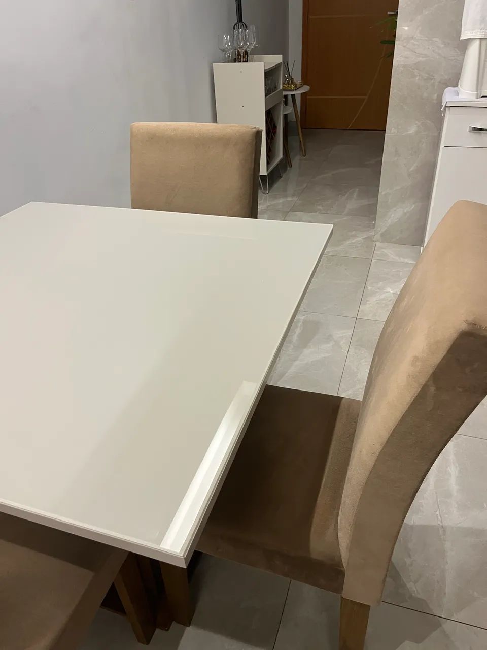 Vende mesa de jantar, quadrada com 4 cadeiras