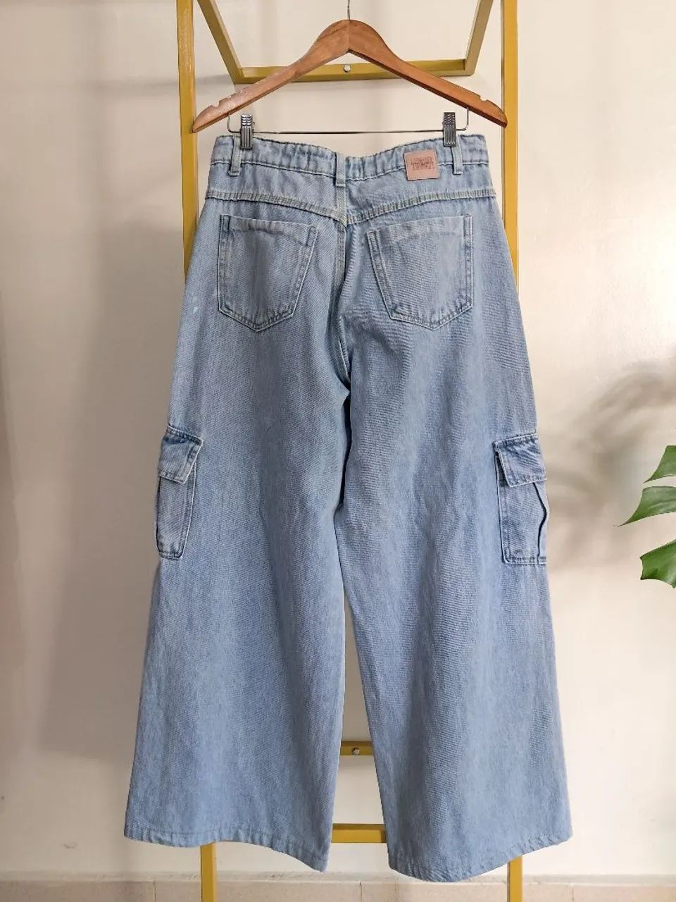 Calça jeans Wide Leg Cargo, lavagem clara  - Foto 4