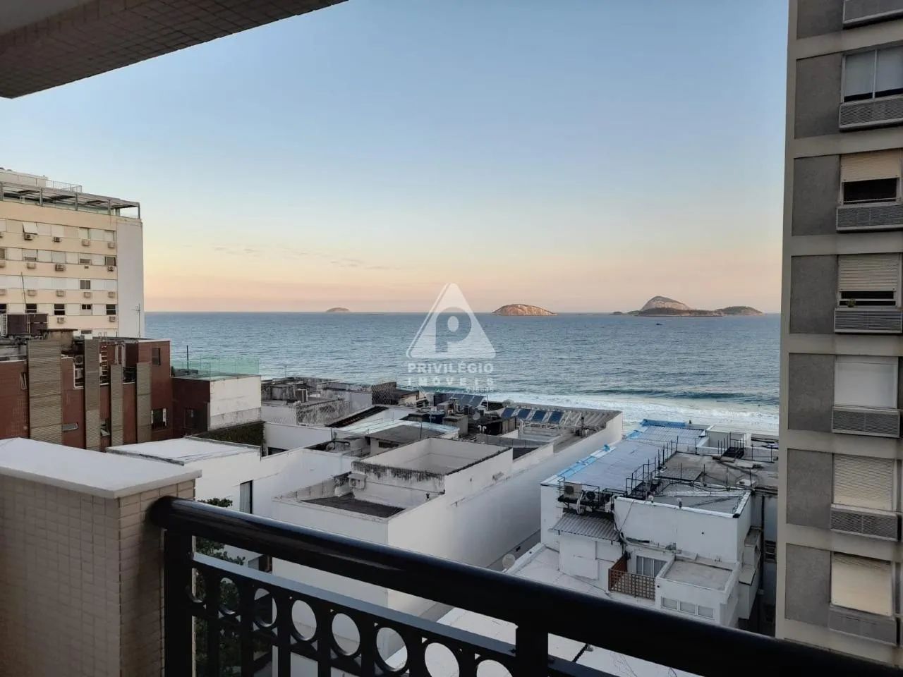 Apartamento 2 quartos, suítes, com vista para o mar.