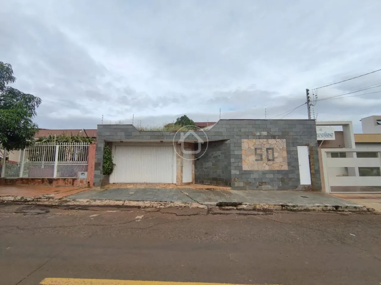 SOBRADO ESPAÇOSO NO MONTE LIBANO
