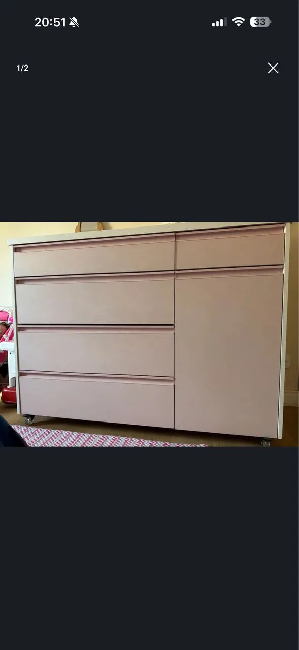 Cômoda branca e rosa 