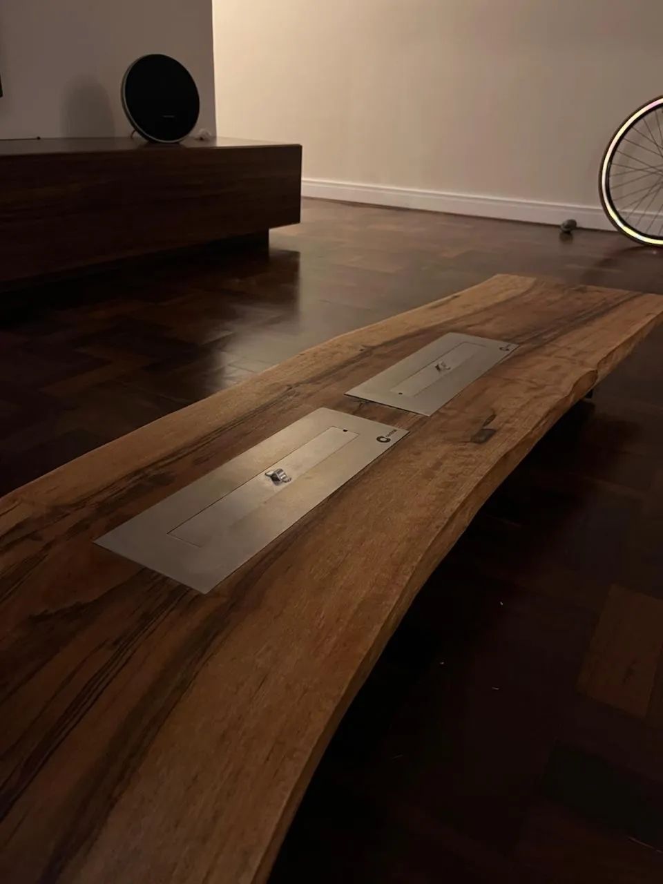 Mesa de centro em madeira maciça com lareira ecológica 65204505244545121