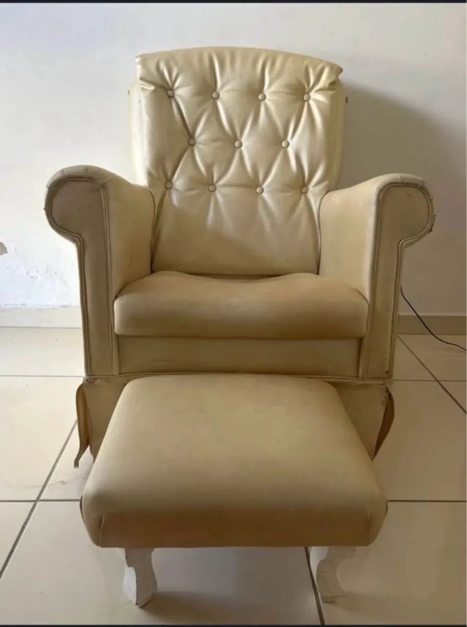 Vendo poltrona de amamentação + puff 