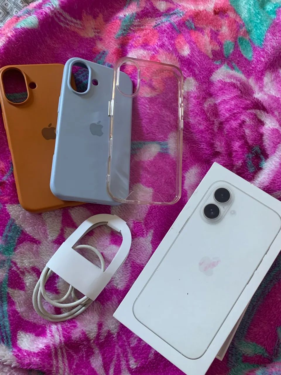 Caixa do iPhone 16, acompanhada com 3 capinhas e cabo original  - Foto 5