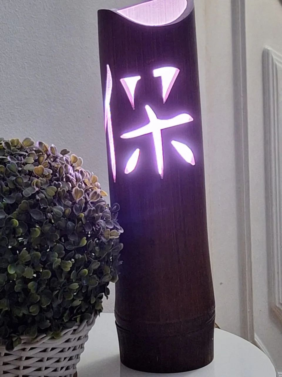 abajur em madeira de luz roxa - Foto 2