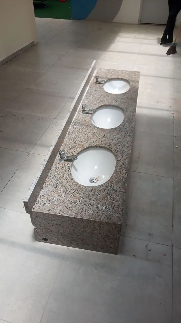 Pia com 3 cubas e 3 torneiras