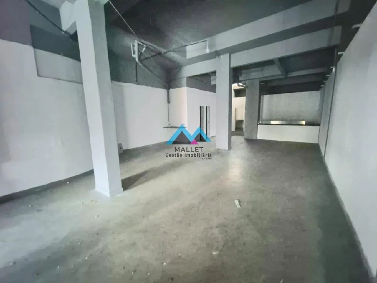 Loja ampla, com 265 m², para venda e locação no Humaitá.