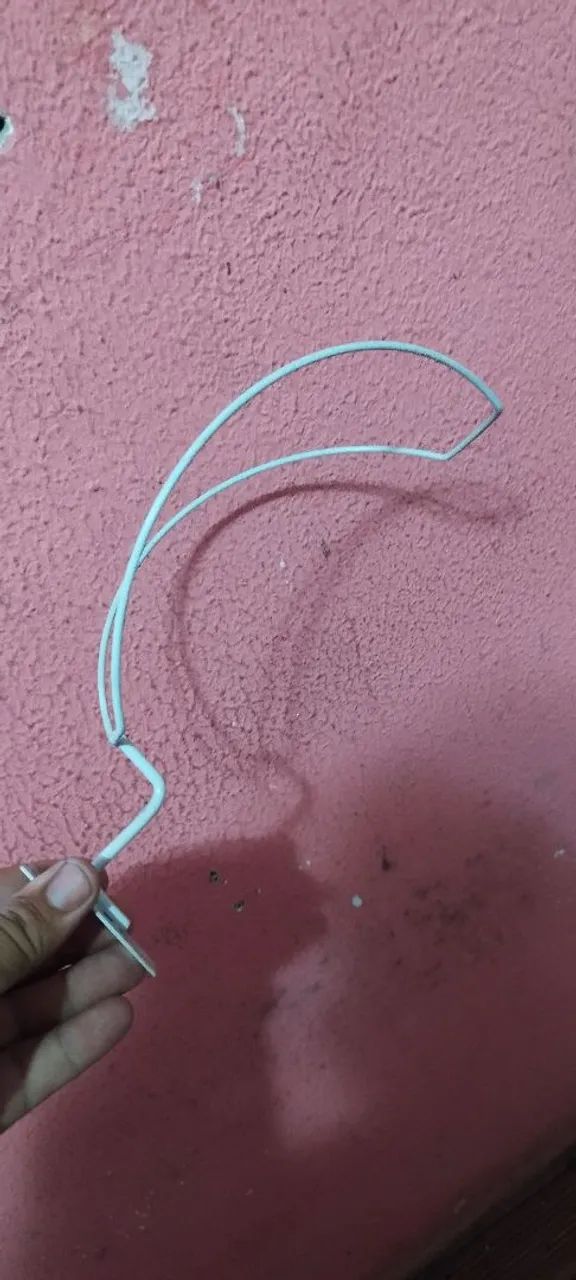 EXPOSITOR DE BONÉ PARA PAINEL CANALETADO