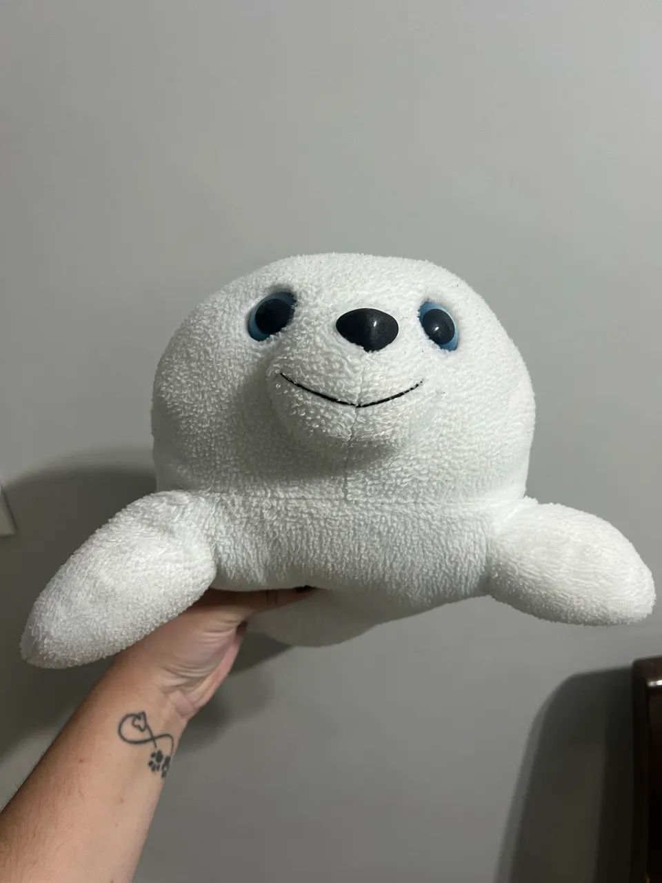 Foca de pelúcia - Luccas neto - com 40cm de comprimento  - Foto 4