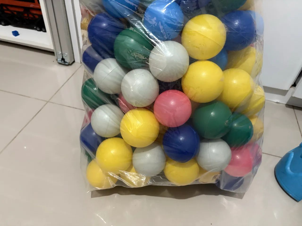 Vendo piscina de bolinhas infantil Mickey com 50 bolinhas  - Foto 2