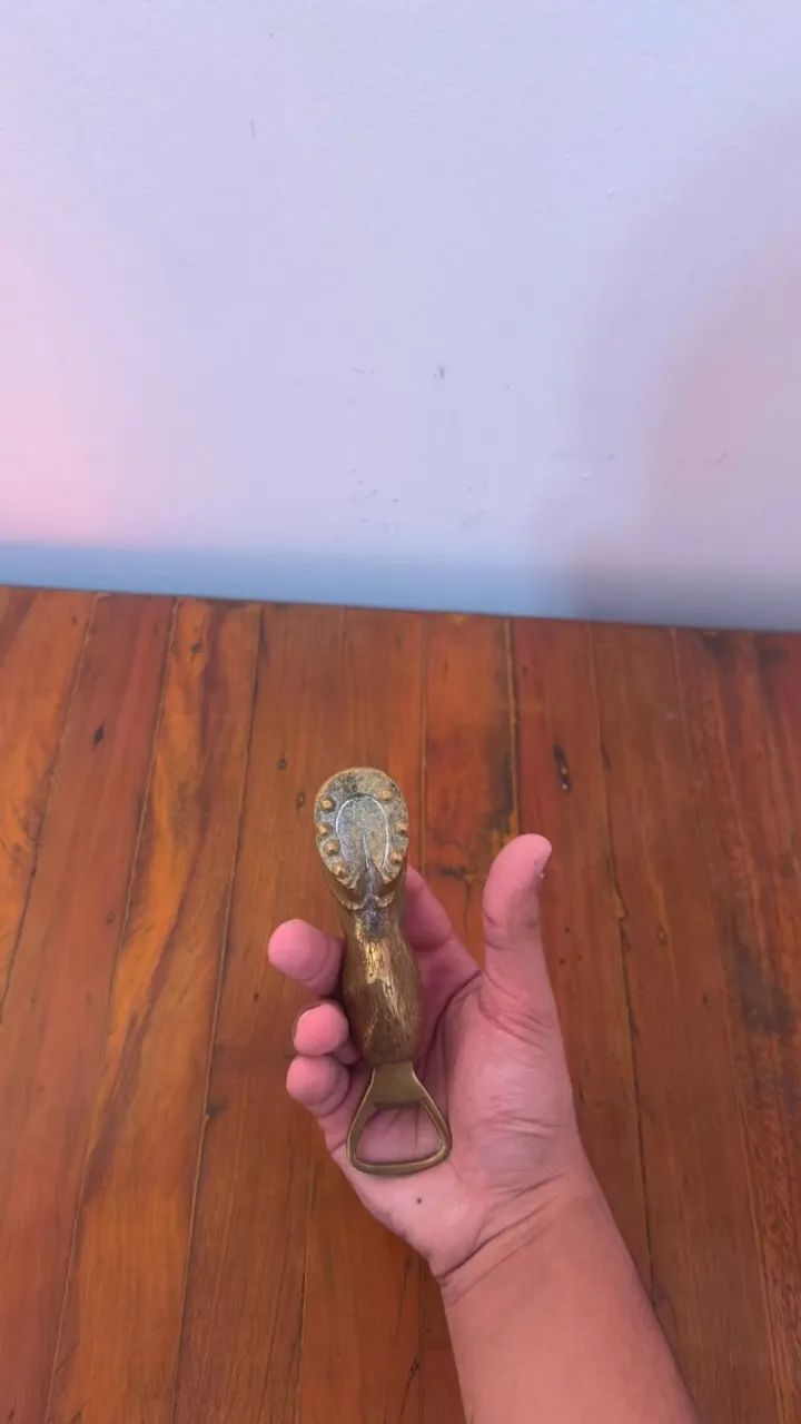 Abridor de Garrafas Antigo em Bronze Maciço com Cabo Esculpido - Foto 3