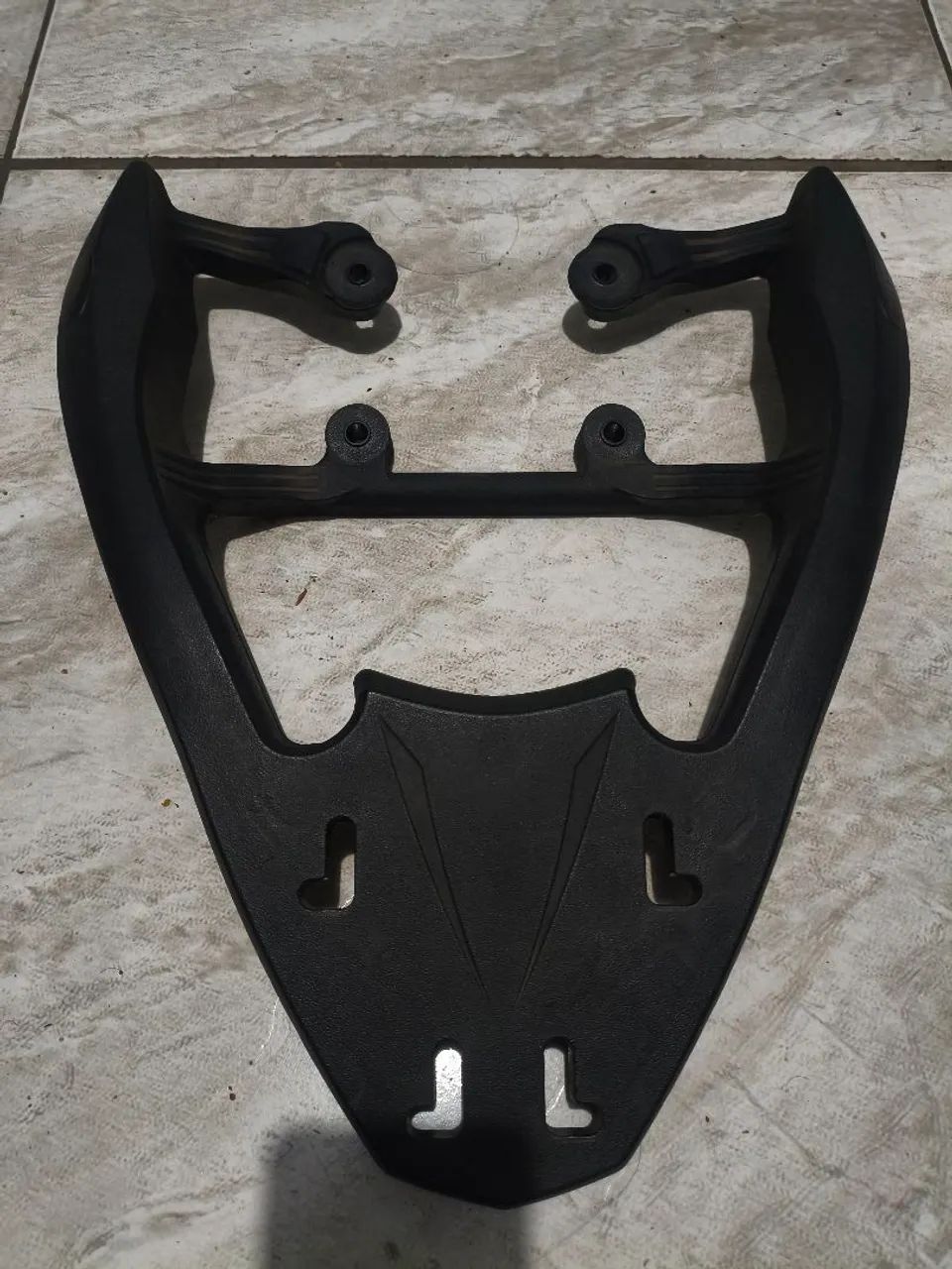 Suporte para baú de moto Scam. 