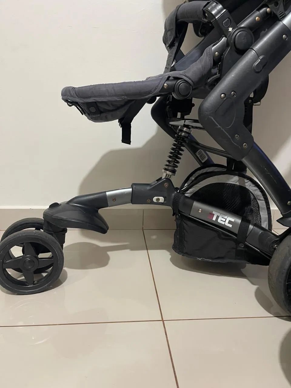 Carrinho de bebê importado com bebê conforto  - Foto 2