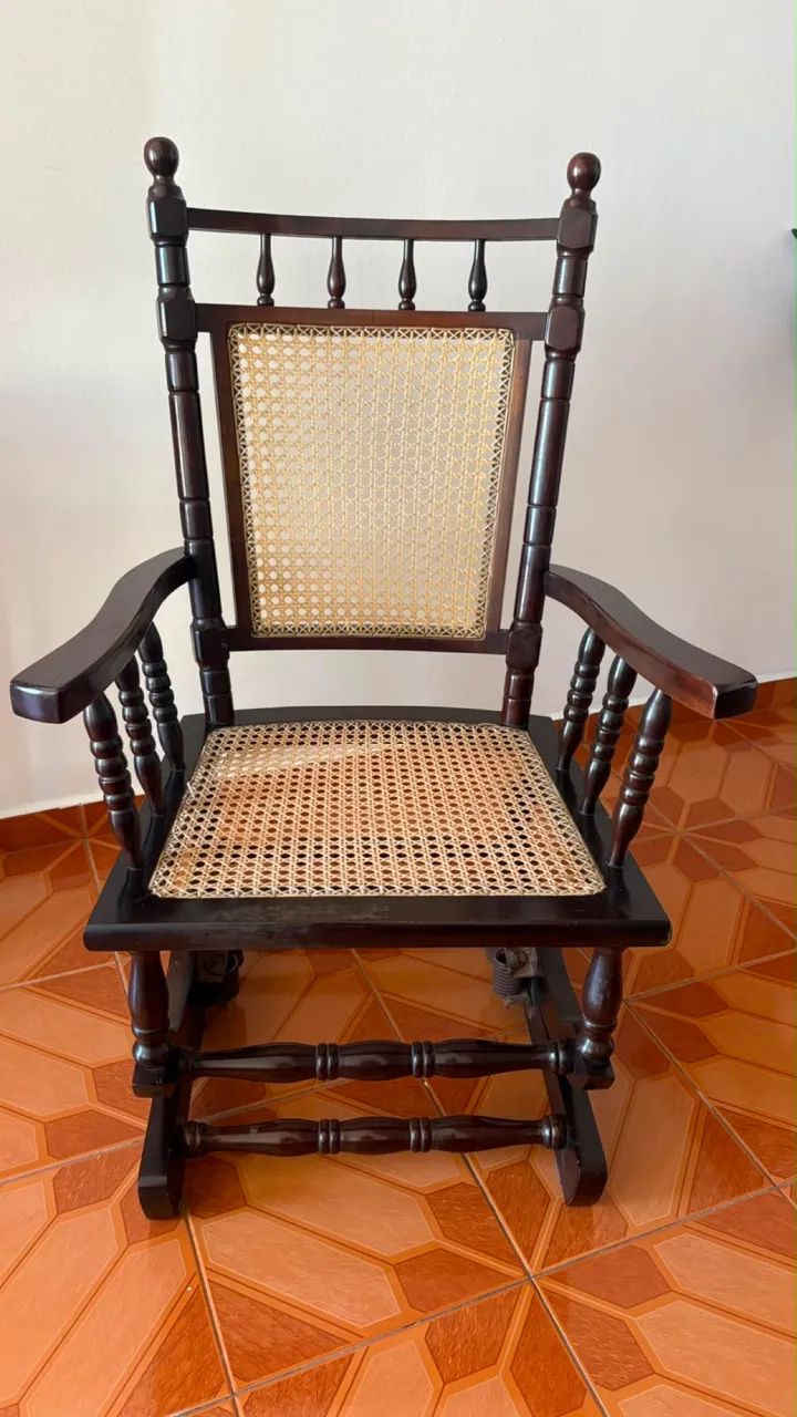 Lote cadeira de balaço poltrona cadeira escrivaninha 