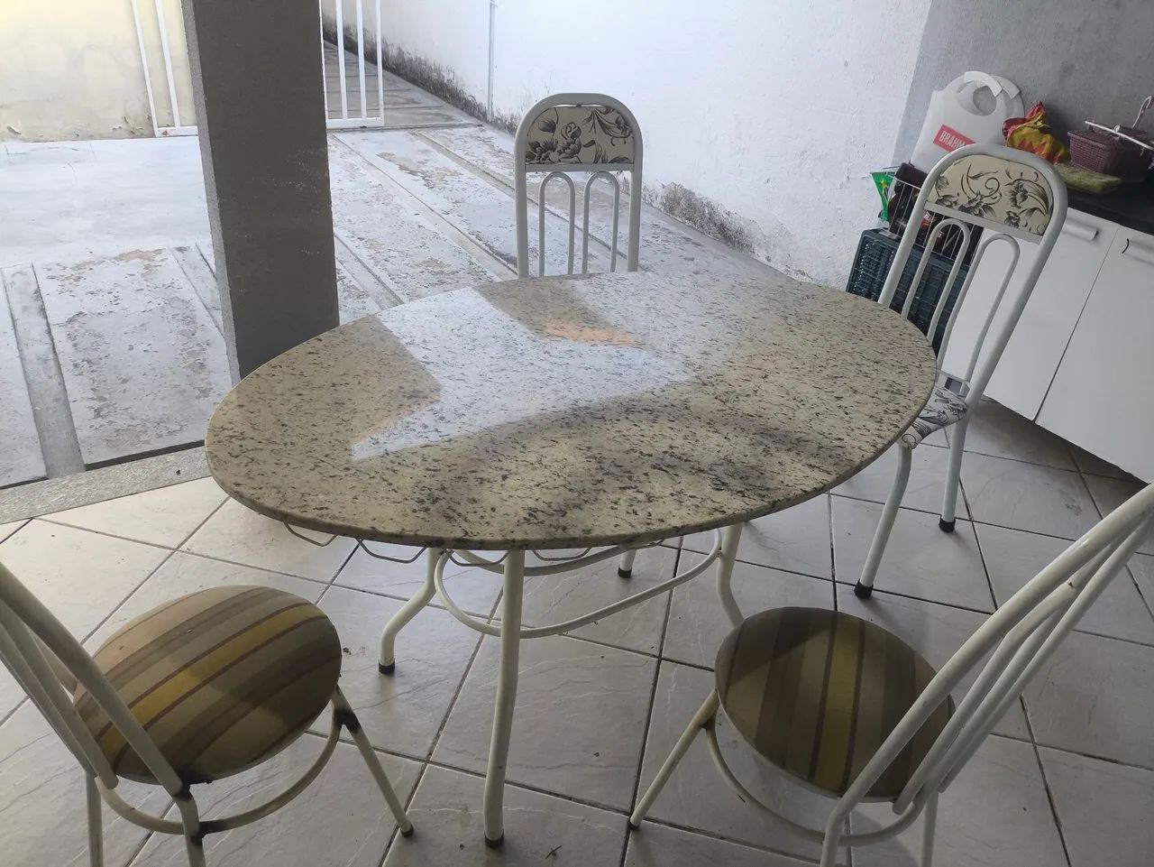 Mesa de Mármore com 4 cadeiras - Foto 2