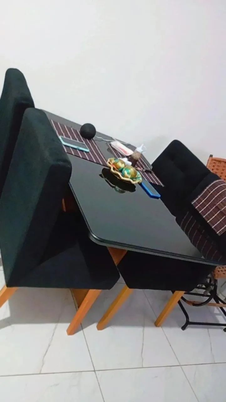 Vendendo esta mesa,sem as cadeiras