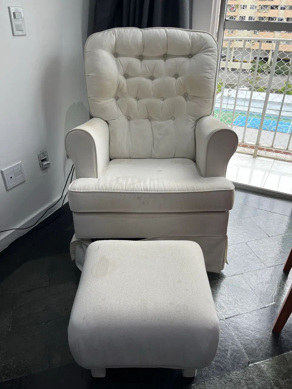 Poltrona de amamentação com puff