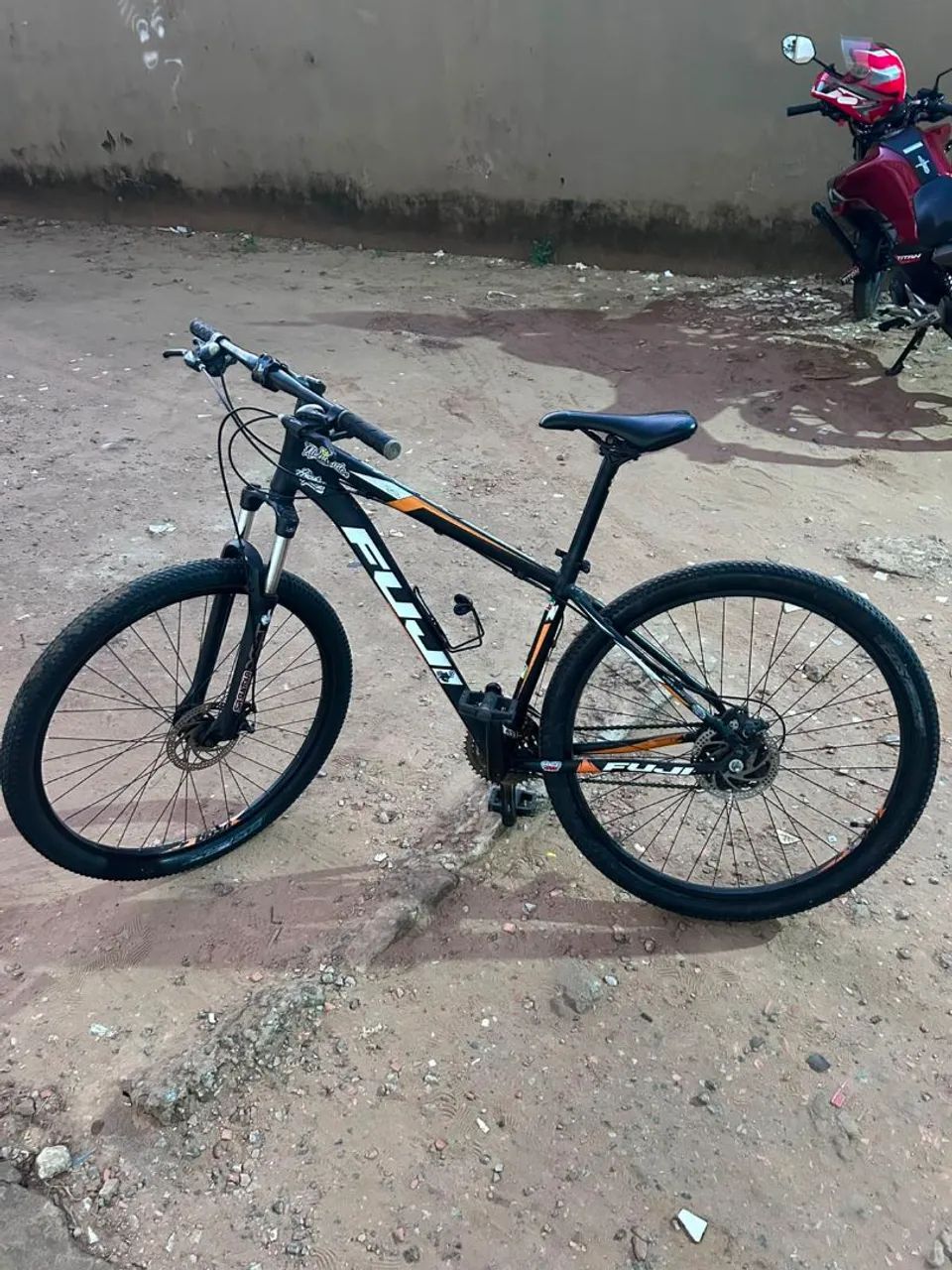 Bicicleta Aro 29 Semi Nova Com Marcha E Freio A Disco So Pega E Usa - Foto 2