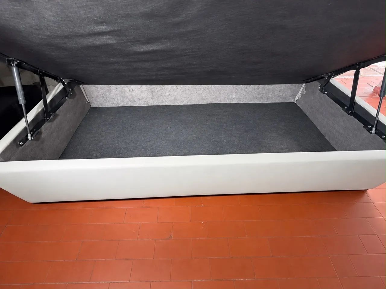 Cama baú solteiro muito nova 