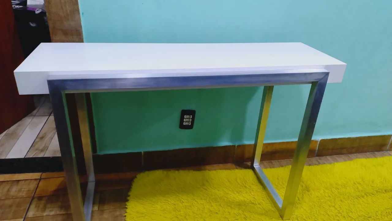 Aparador com base e pés de inox.