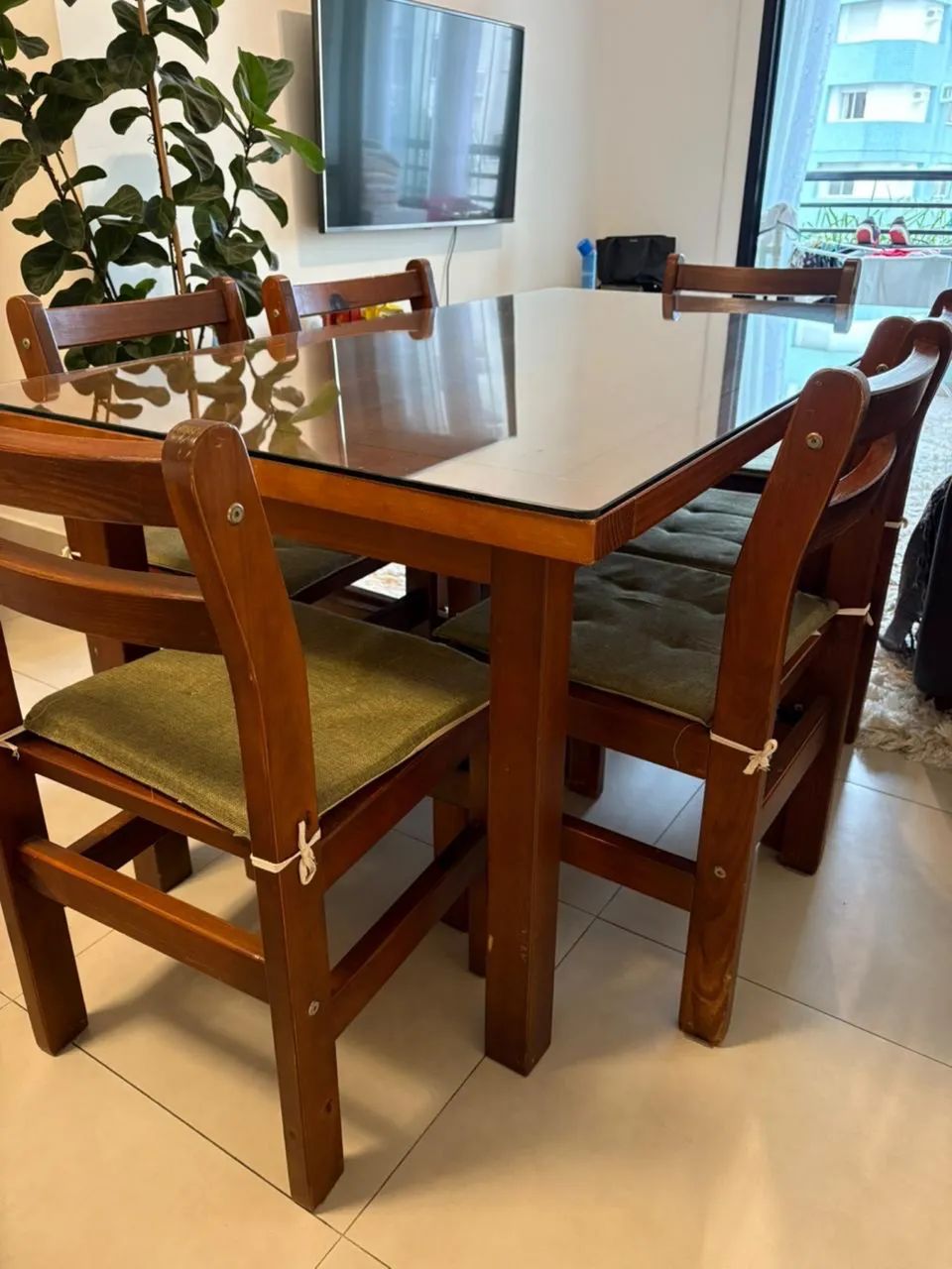 Mesa de madeira com 6 cadeiras 