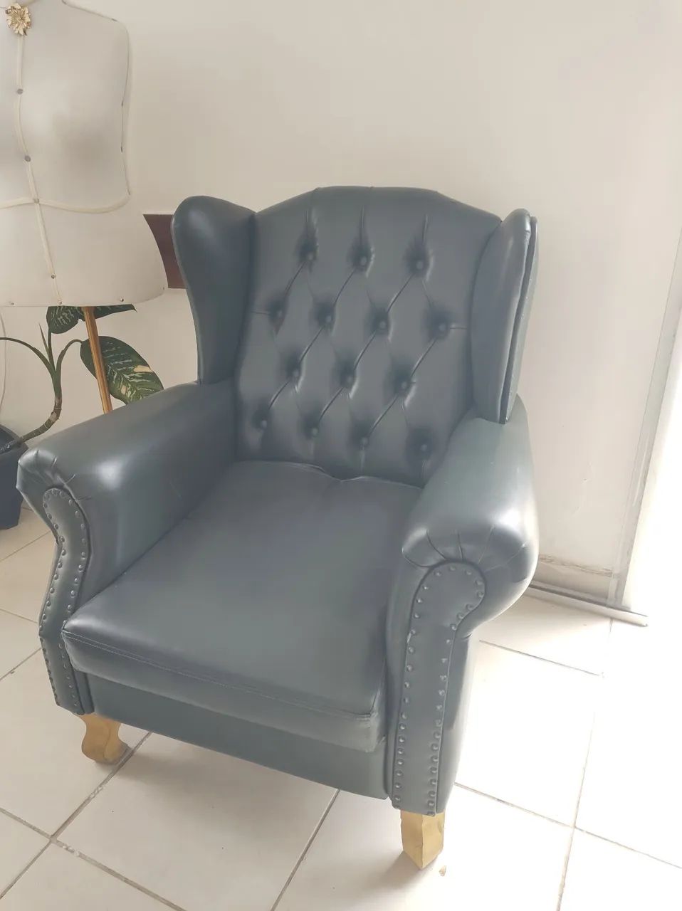 Poltrona de couro estilo chesterfield verde - Foto 4