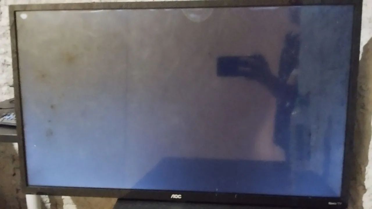 Vendo AOC Roku tv 32" com defeito - Foto 3