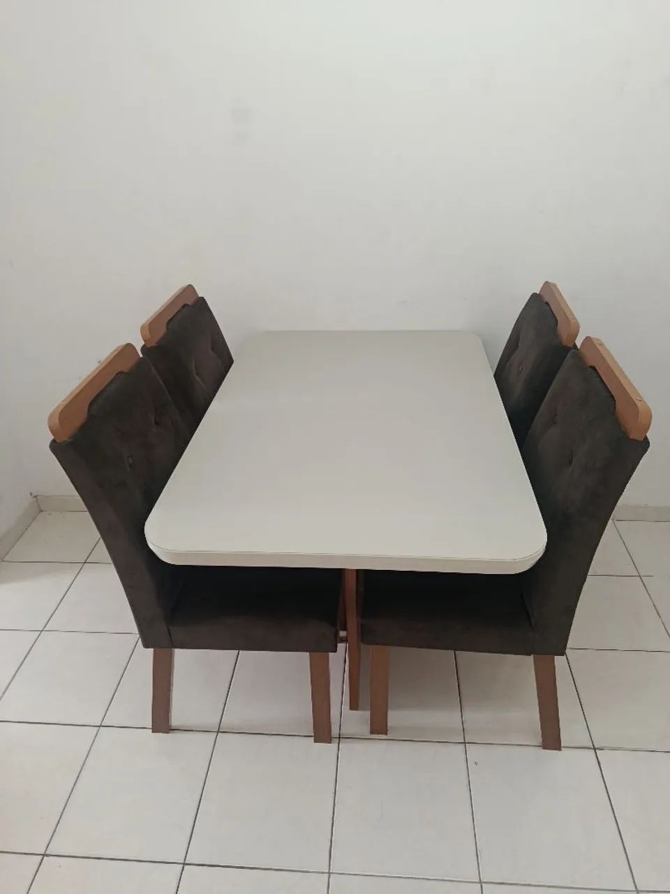 Mesa com 4 cadeiras com tampo de vidro