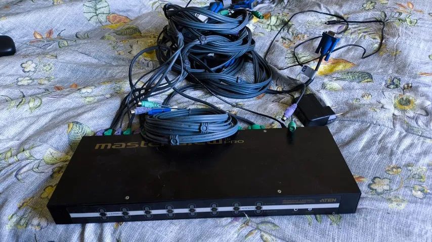 KVM 8 portas, 6 cabos. vga e ps2
