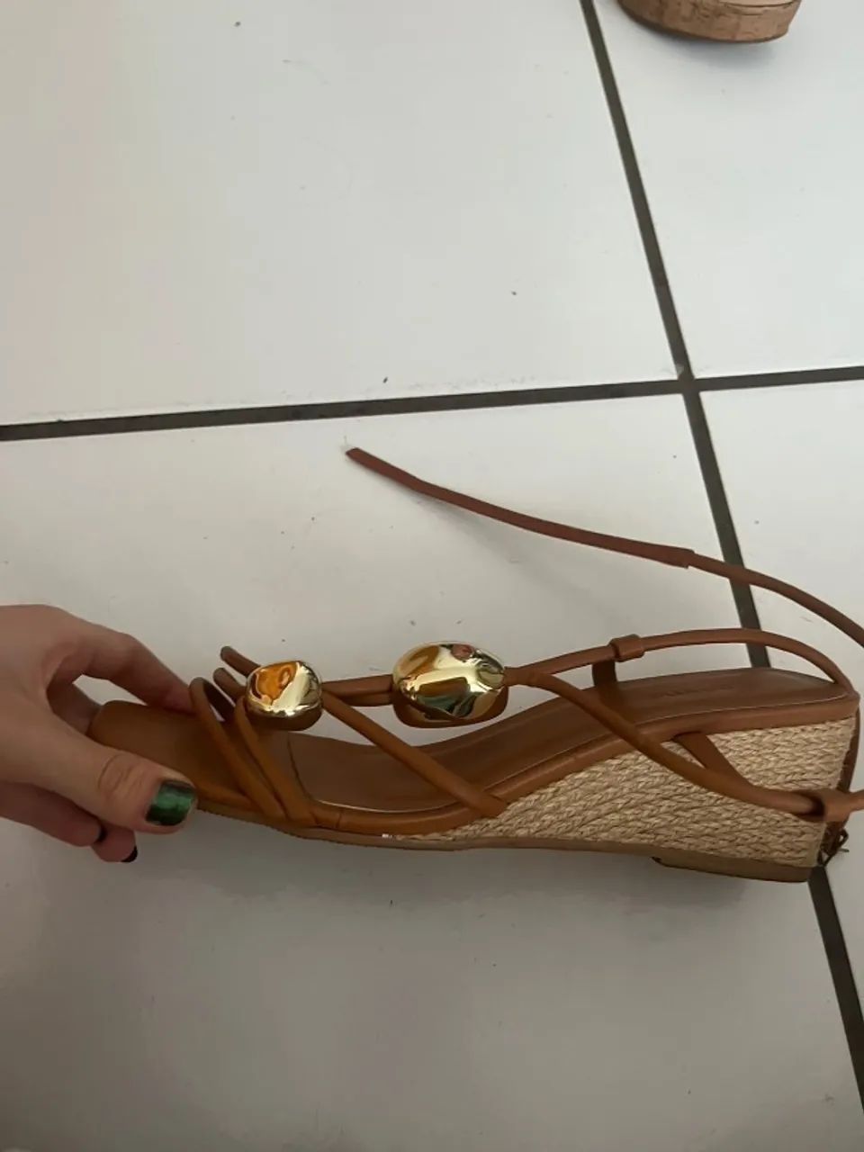 Sandália Anabela Caramelo com Esferas Douradas e Amarração no Tornozelo