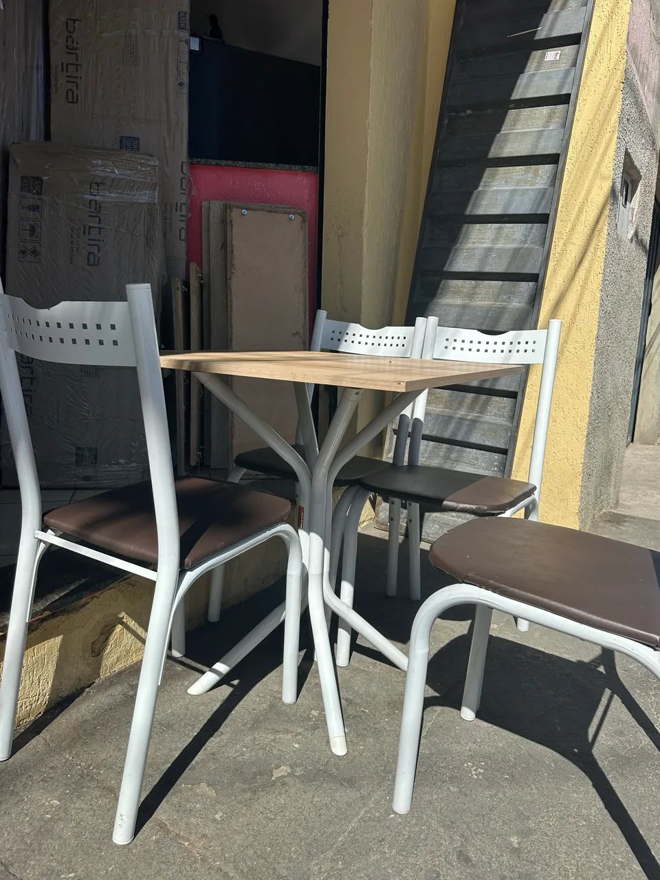 Mesa com a base de madeira com quatro cadeiras 68 × 68 - Foto 5
