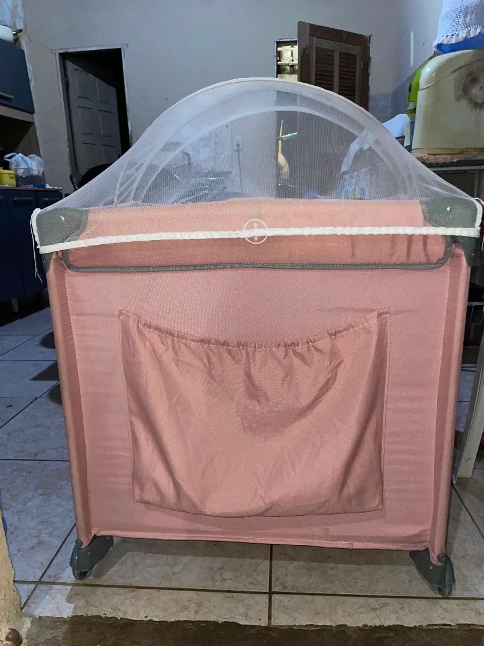 Vendo berço cercadinho rosa. - Foto 3