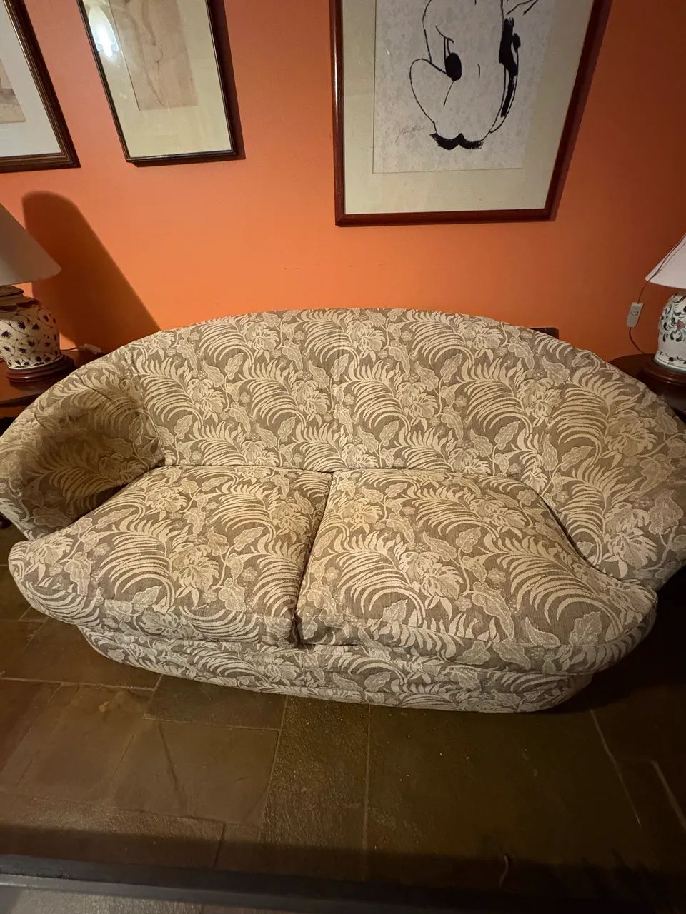 Sofá 2 lugares com molas em perfeito estado.