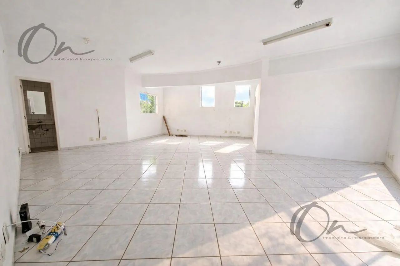 Sala Comercial Ampla de 71 m² com Excelente Iluminação Natural