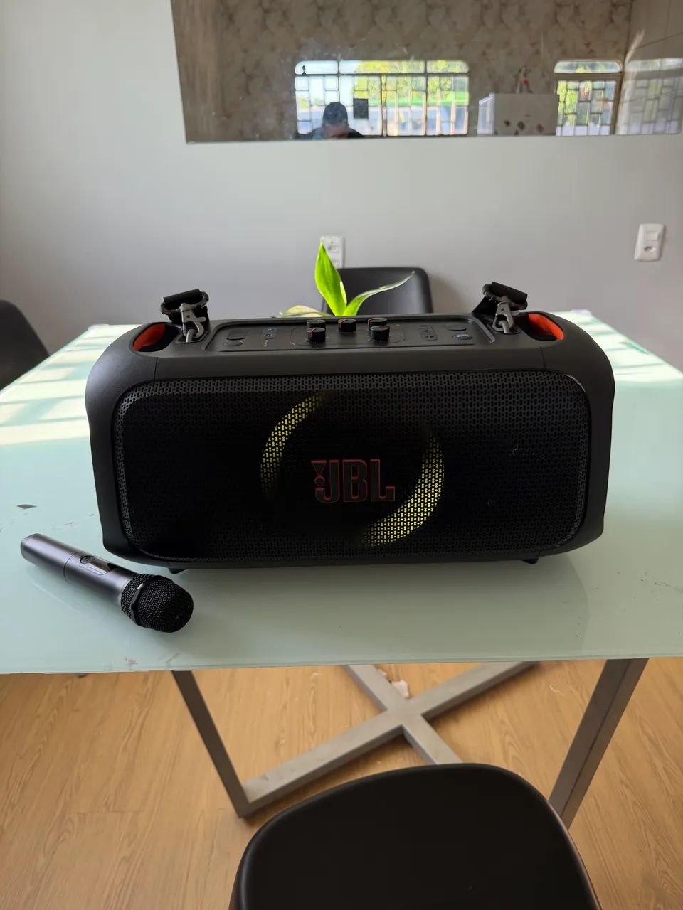 Caixa de Som Seminova JBL On The Go Bluetooth 100W Microfone Bateria  - Foto 4