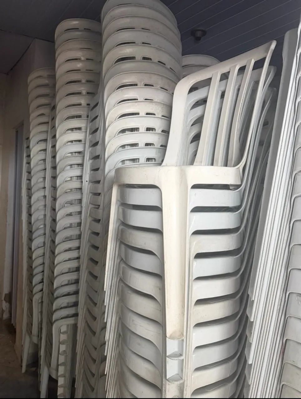 Cadeiras plásticas de 180 quilos 