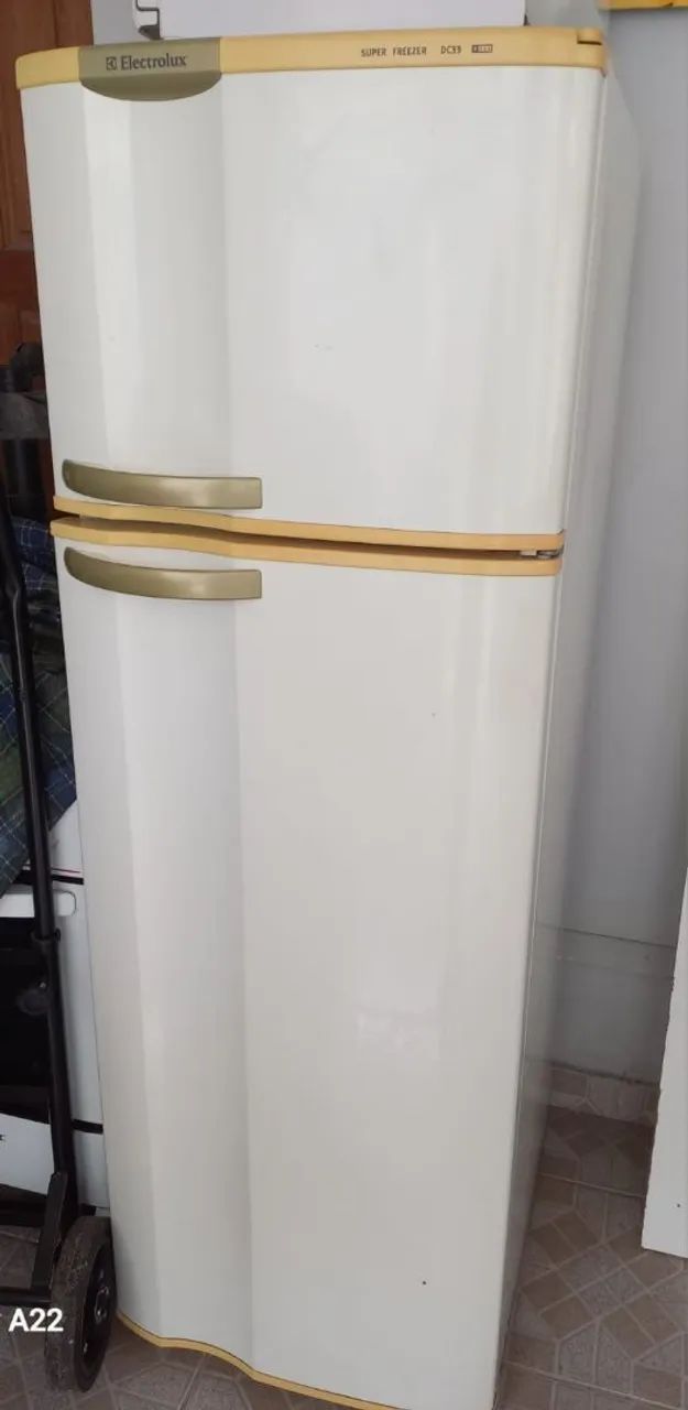 GELADEIRA  / COM DEFEITO 