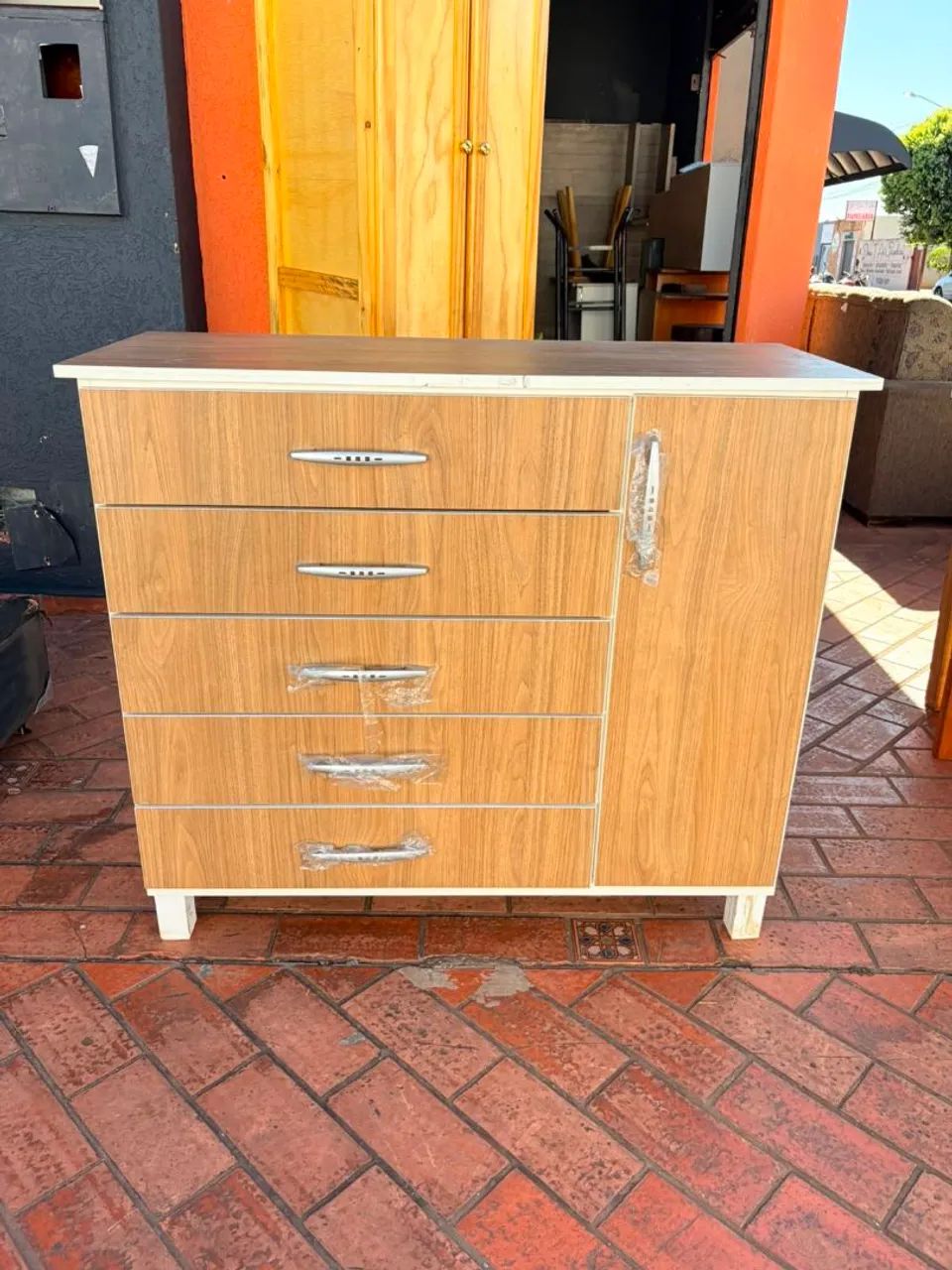 Cômoda de MDF bem conservada ((ENTREGO GRATIS))