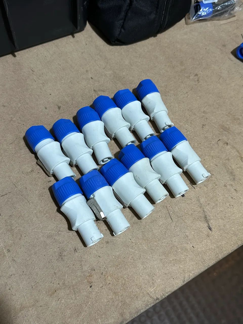 Kit 10 Plug Speakon Powercon Power In 3 Polos 20a Branco e azul  - Foto 3