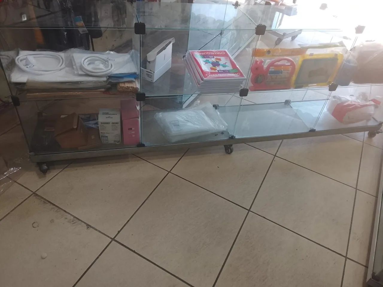 Balcão de vidro com base de alumínio e rodinhas - Foto 5