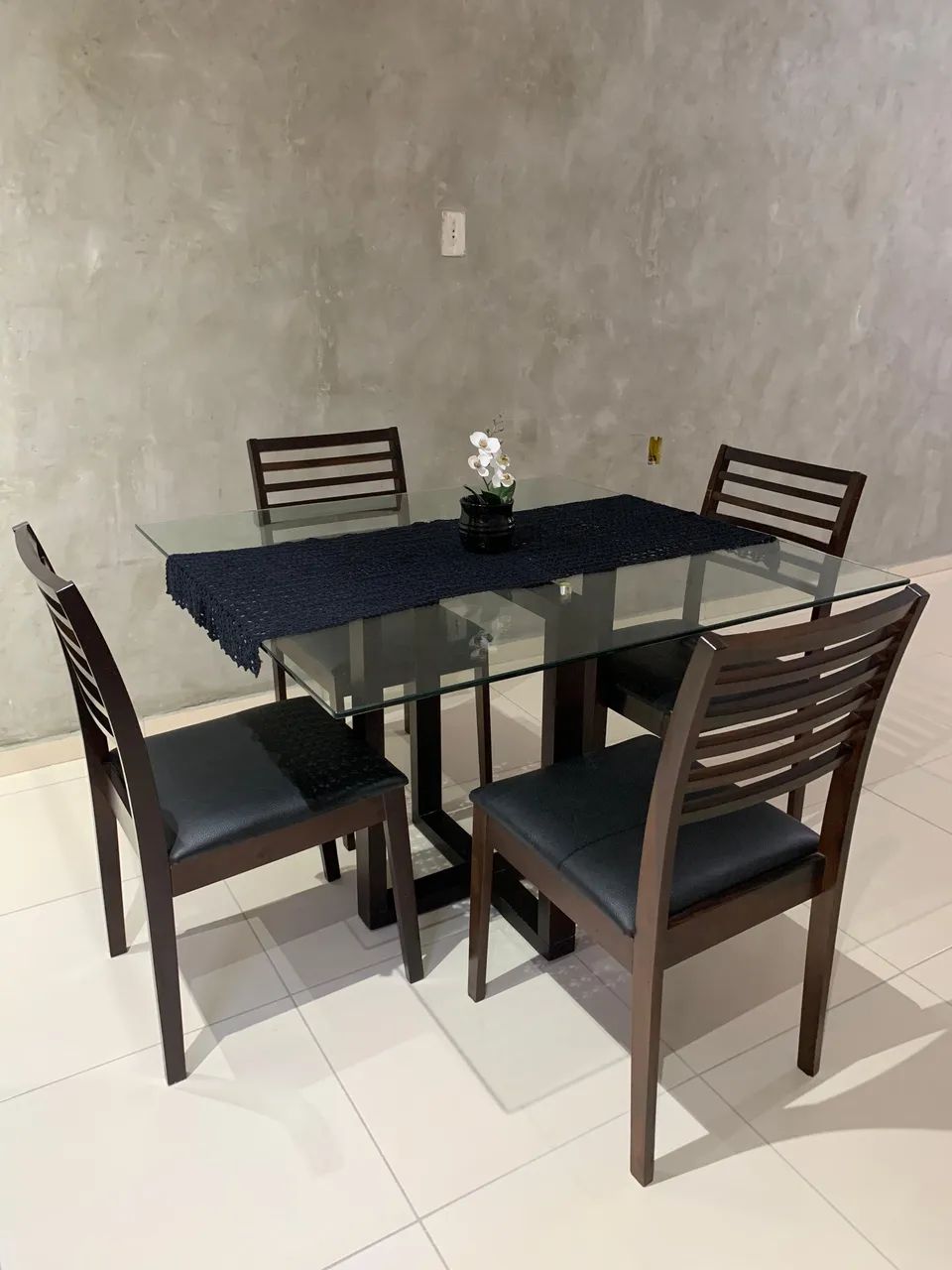MESA DE VIDRO E CADEIRAS