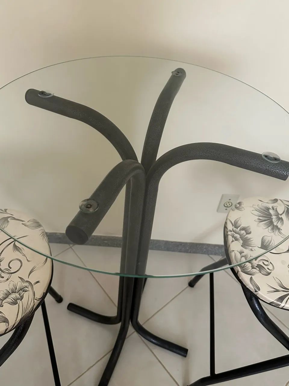 Conjunto mesa bistrô com tampo de vidro + 2 cadeiras - Foto 3