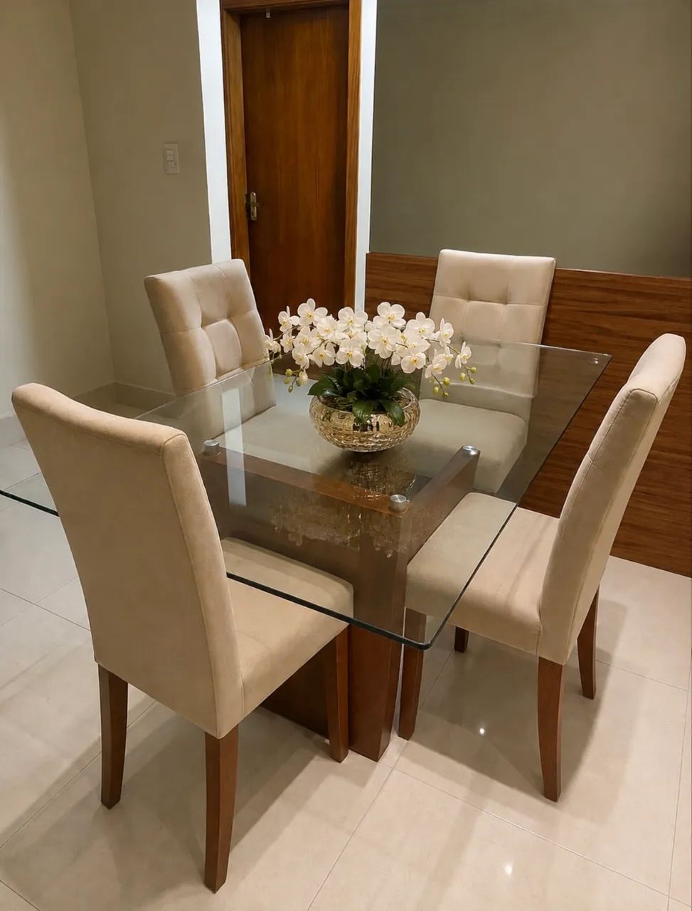 VENDO MESA DE JANTAR COM 4 CADEIRAS